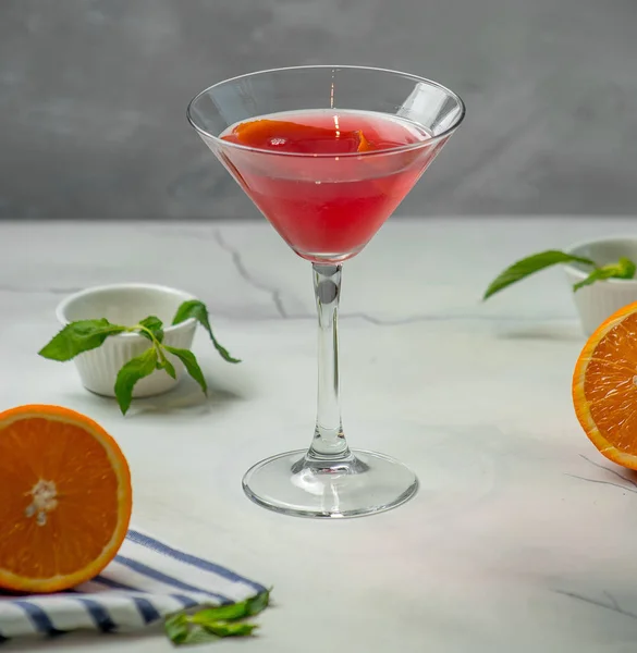 Cocktail rouge sur la table — Photo