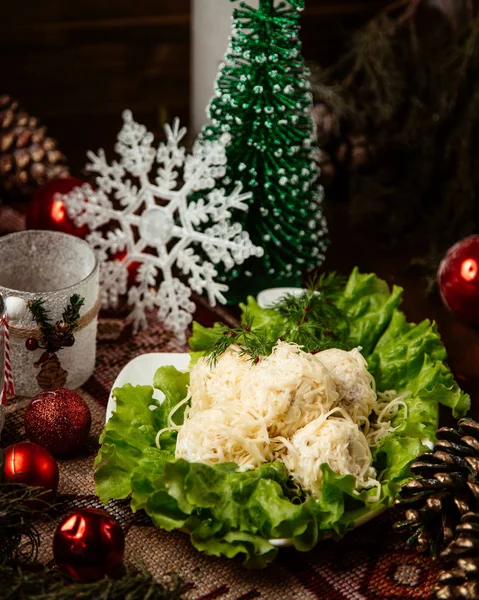 Salatbällchen mit geriebenem Käse in Schüssel mit Salat dekoriert — Stockfoto