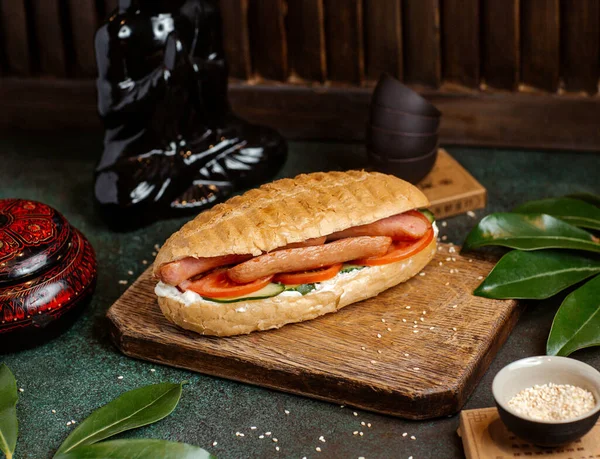 Roti hotdog diisi dengan sosis, tomat, mentimun dan mayones — Stok Foto