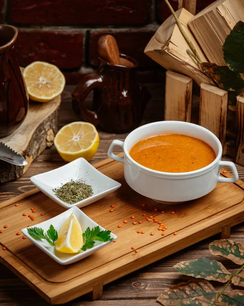 Merchi soup served with piece of fresh lemon in the board dish — Stock Photo, Image