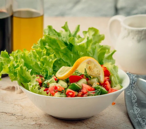 Салат из свежих овощей на столе — стоковое фото