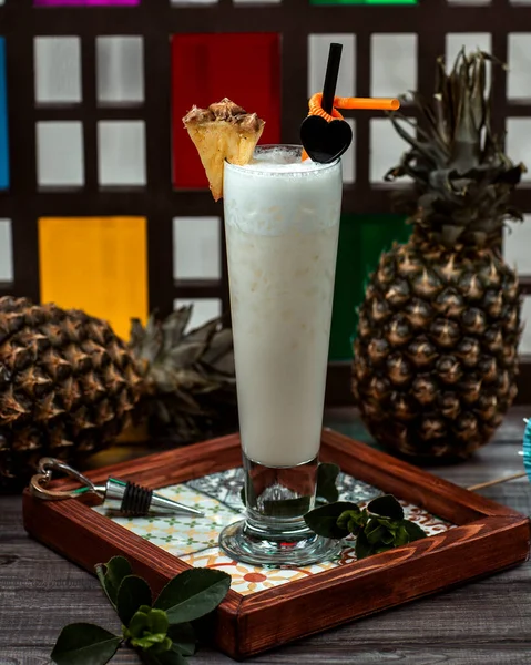 Vanille milkshake belegd met schijfje ananas — Stockfoto