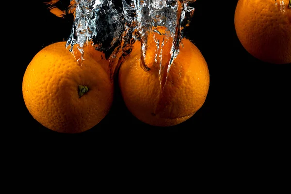 Oranges fraîches dans l'eau — Photo