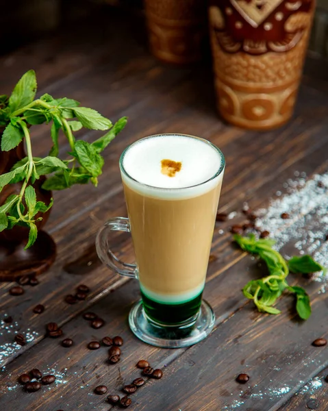 Cappuccino servi en verre long — Photo