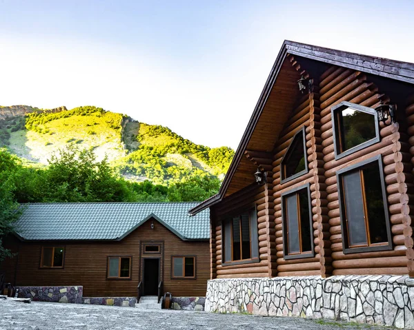 Holzhütten mit Blick auf die Berge — Stockfoto