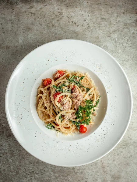 Espaguetis con tomate y queso — Foto de Stock