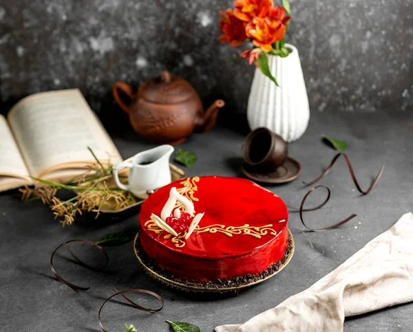 Bolo de cereja com esmalte vermelho e chocolate branco — Fotografia de Stock