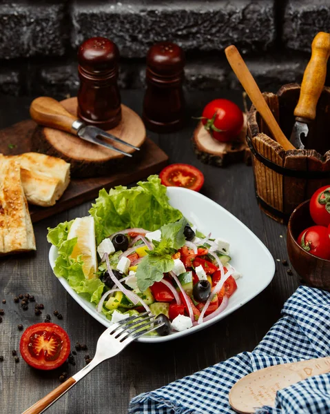 Domates, soğan, peynir ve zeytinli Yunan salatası — Stok fotoğraf