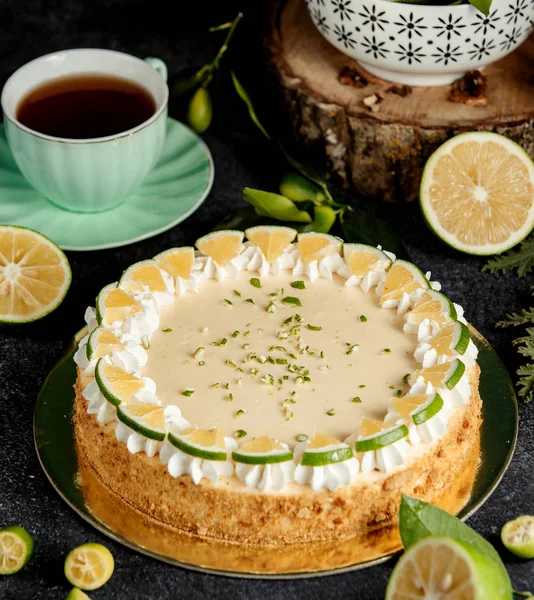 Pastel de lima decorado con rodajas de lima — Foto de Stock