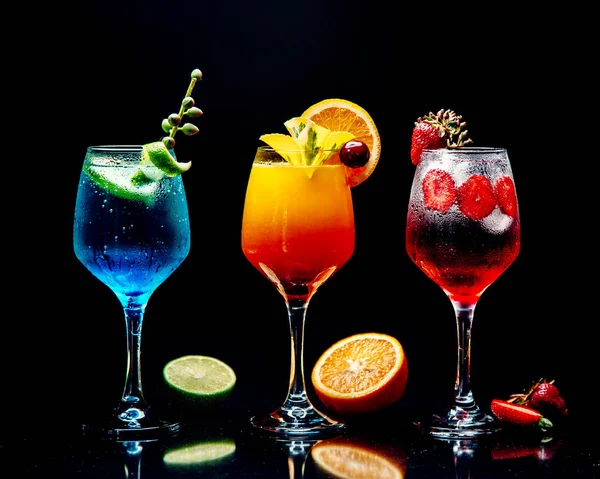 Auswahl an verschiedenen Cocktails auf dem Tisch — Stockfoto