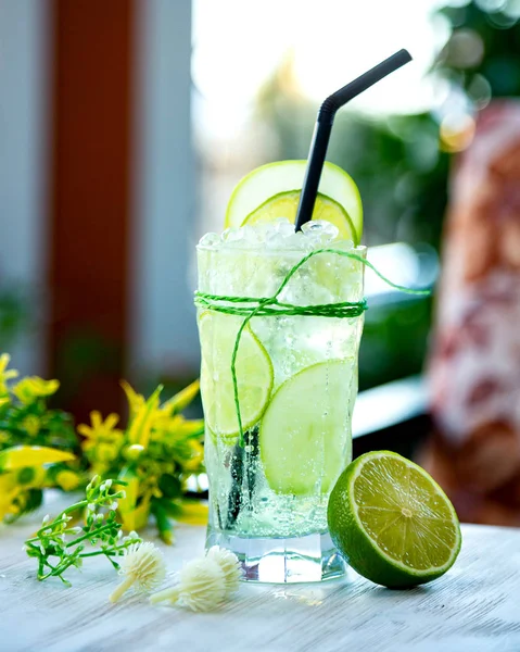 Sparkling water with lime and ice — Stock Photo, Image