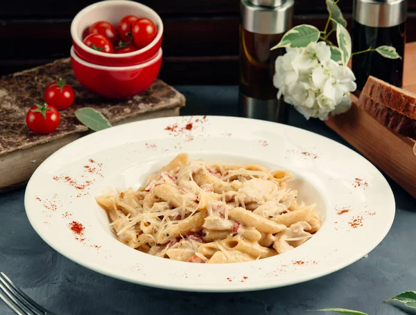 Penne con queso y crema —  Fotos de Stock