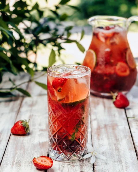 Iced lemonade with strawberry and lime — Stock Photo, Image