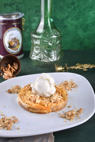 Postre tradicional turco con nuez y helado encima — Foto de Stock