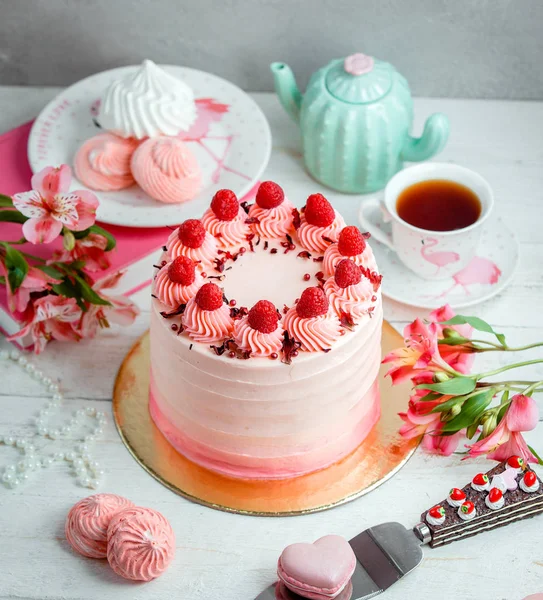 Cake Geolied Met Witte Room Gegarneerd Met Aardbeien — Stockfoto