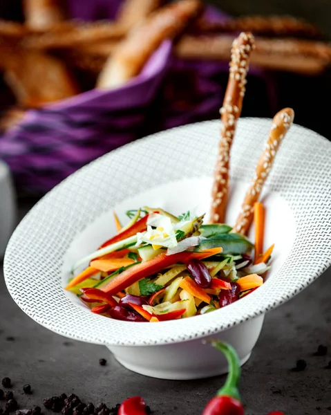 Ensalada de verduras con palitos crujientes — Foto de Stock