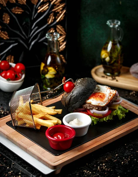 Kızarmış yumurta ve patates kızartmalı hamburger.