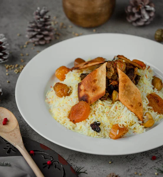 Traditional azerbaijani plov with meat and gazmakh — Stock Photo, Image