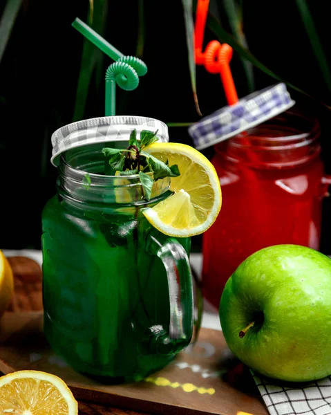 Homemade ice tea with tarragon and lemon — Stock Photo, Image