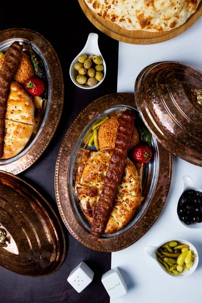 Vue du dessus de l'adana kebab servi sur pain tandoor et bulgur — Photo
