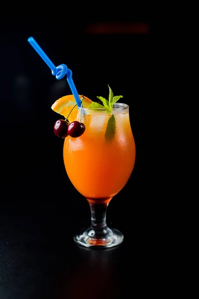 Сок освежающий смешанный тропический фруктовый сок — стоковое фото