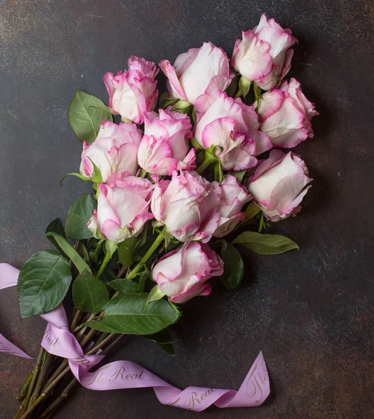 Ροζ τριαντάφυλλα στο τραπέζι — Φωτογραφία Αρχείου