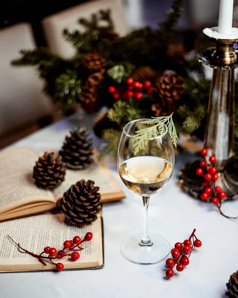Un bicchiere di vino bianco con frutti di bosco — Foto Stock