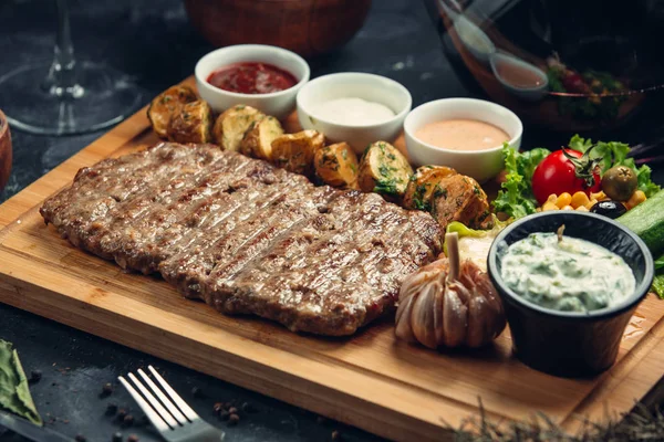 Gebratenes Steak mit Ofenkartoffeln — Stockfoto
