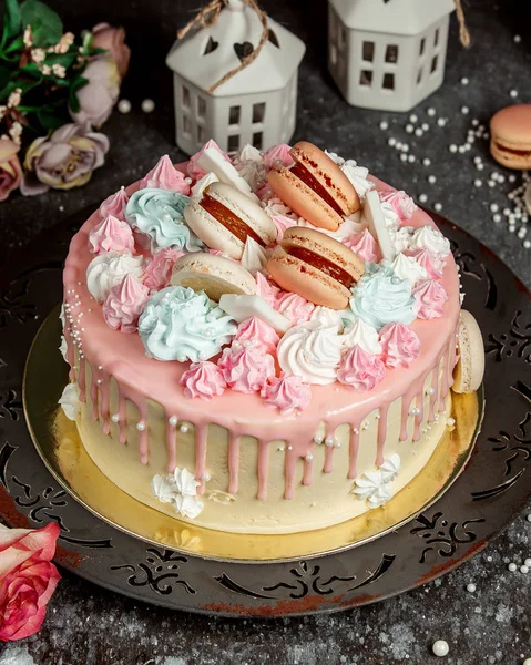 Torta a goccia alla panna rosa guarnita con creme e amaretti rosa e blu — Foto Stock