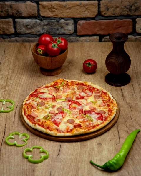 Pizza Dengan Sosis Lada Tomat Dan Keju — Stok Foto