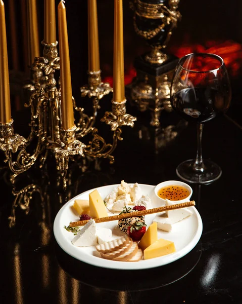 Placa de queso con galletas — Foto de Stock