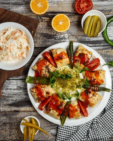 Iskender Döner auf der Tischplatte — Stockfoto