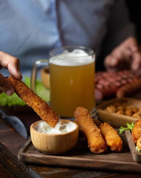 Tavuk nugget, mayonez ile servis bira aperatifi olarak tabakta — Stok fotoğraf