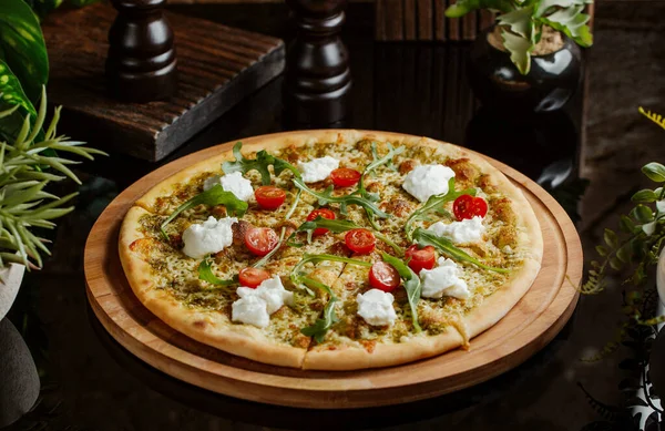 Kiraz domatesli pesto pizza, mozarella ve roka.