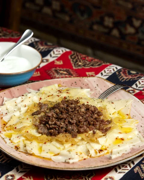 ?zerbaijani khinkali con salsa de carne y cebolla frita — Foto de Stock