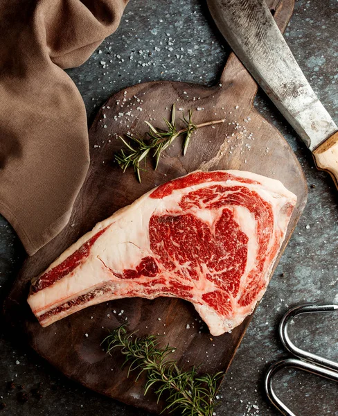 Pieza de filete fresco con cuchillo en la mesa —  Fotos de Stock