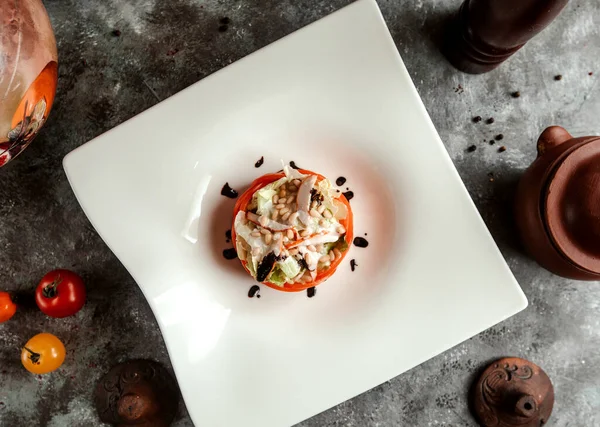 Vista superior da salada de legumes cercada com fatias de tomate — Fotografia de Stock