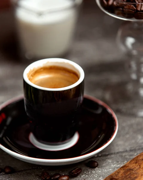 Espresso-Kaffee in kleiner Tasse — Stockfoto