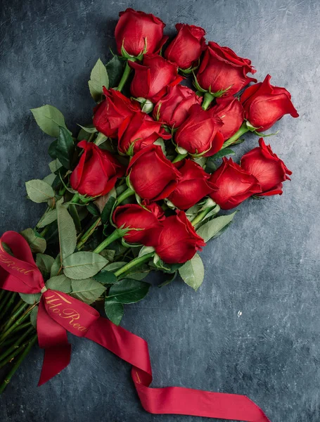 桌上放着红玫瑰花 — 图库照片