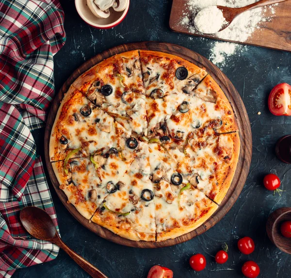 Zeytinli karışık pizza, dolmalık biber, domates, mantar.