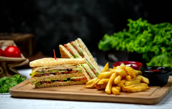 Club sandwich avec frites latérales — Photo