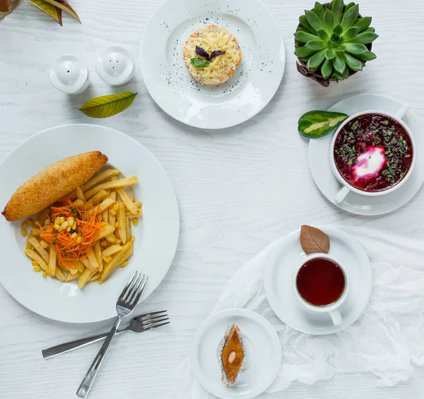 Makan siang bisnis di atas meja — Stok Foto