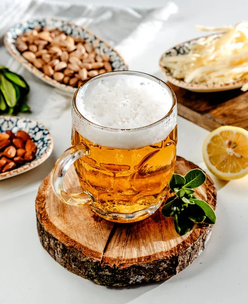 Tazza di birra sul tavolo _ — Foto Stock