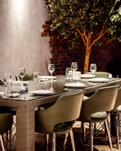 Mesa de mimbre gris con sillas de cristal y gris — Foto de Stock