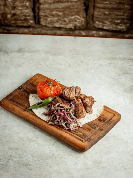 Fried meat pieces with sliced onion — Stock Photo, Image