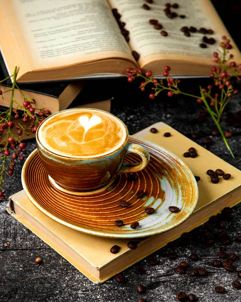 Tasse de cappuccino chaud avec mousse et motif — Photo