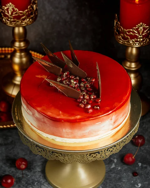 Rot glasierter Kuchen mit Granatapfel und Karamell-Dreiecken — Stockfoto