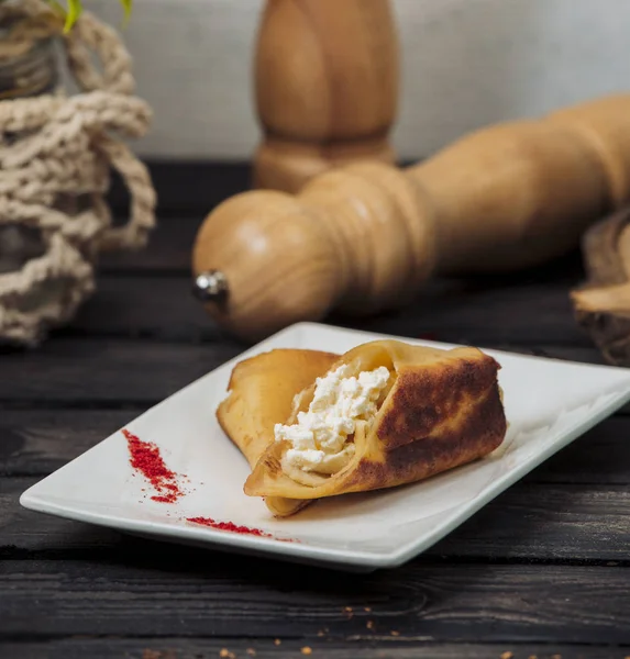 Crepe wrap with cottage cheese in white platter — Zdjęcie stockowe