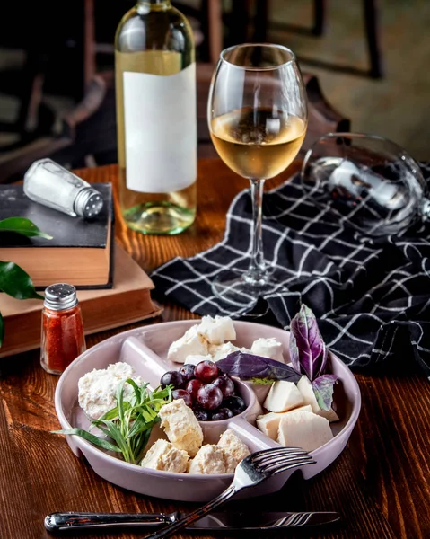 Cheese plate with grapes and white wine — Stock Photo, Image