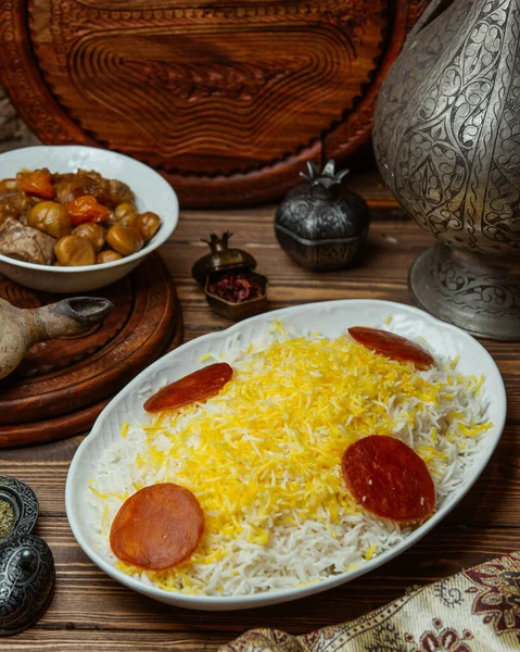 Gros plan de riz pilaff servi avec de la viande rôtie et des fruits secs — Photo